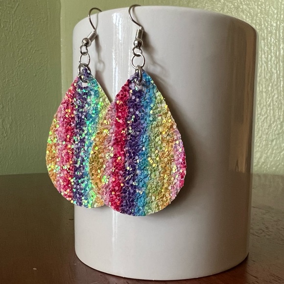 ❗️2/$10 or 3/$12❗️ NWT Rainbow Tear Drop Glittery Earrings - Picture 3 of 3